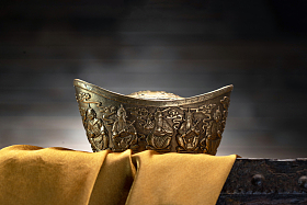 木箱上的金缎和金元宝图片