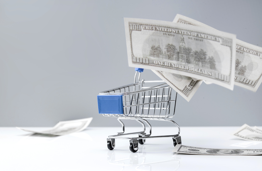 购物车和大量美国百元钞票 购物车和大量美国百元钞票