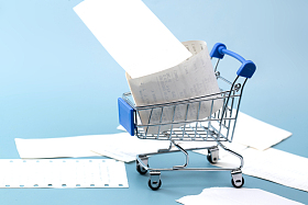 购物车和大量的帐单图片