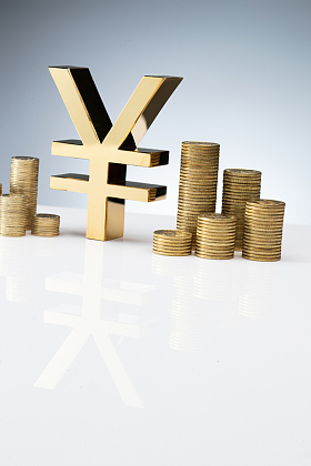 人民币符号模型和垒起的金币图片