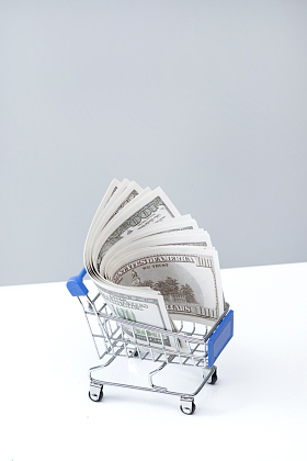 购物车和美国百元钞票