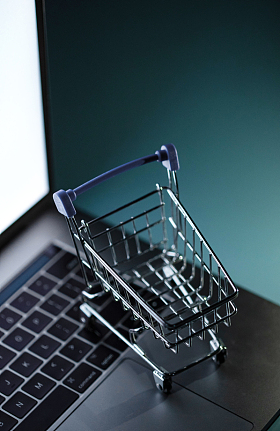 键盘上的购物车模型