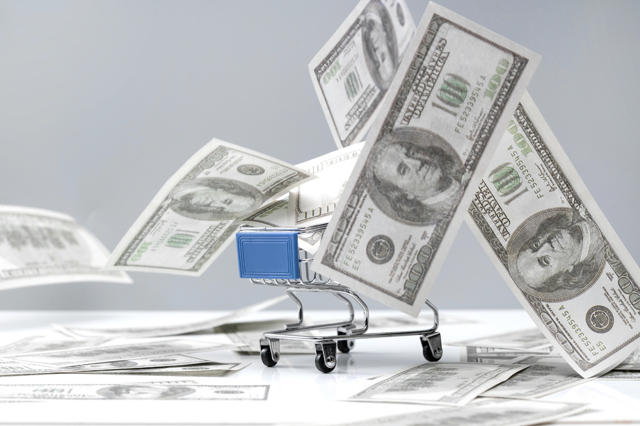 购物车和大量美国百元钞票照片