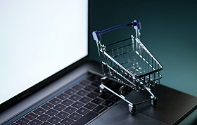 笔记本电脑键盘上的购物车模型