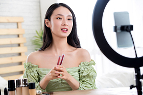 青年女人在线直播化妆图片