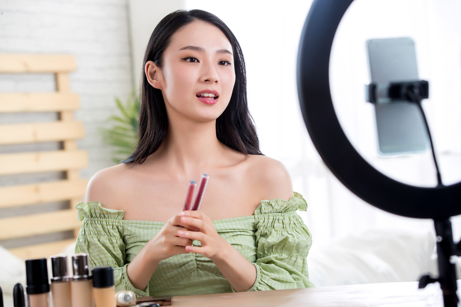 青年女人在线直播化妆图片