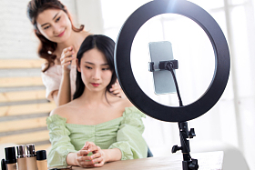 闺蜜在线直播整理发型照片