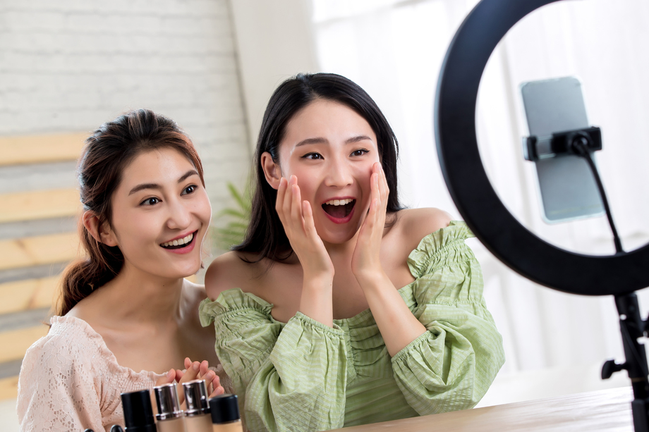 做网络直播的快乐闺蜜图片 做网络直播的快乐闺蜜图片