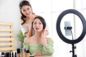 闺蜜在线直播整理发型