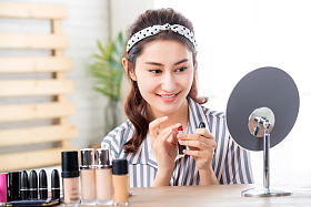 在化妆的青年女人图片