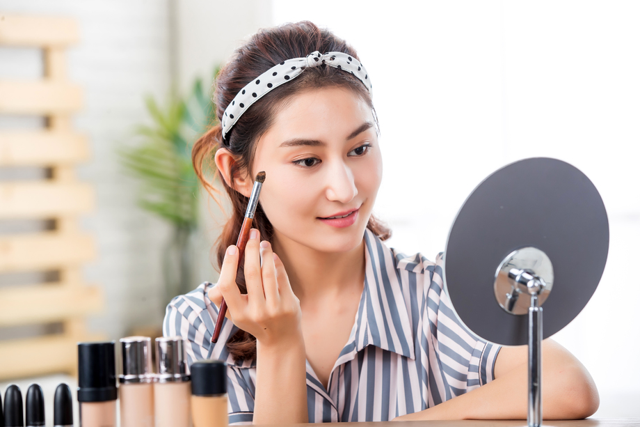 在化妆的青年女人 在化妆的青年女人