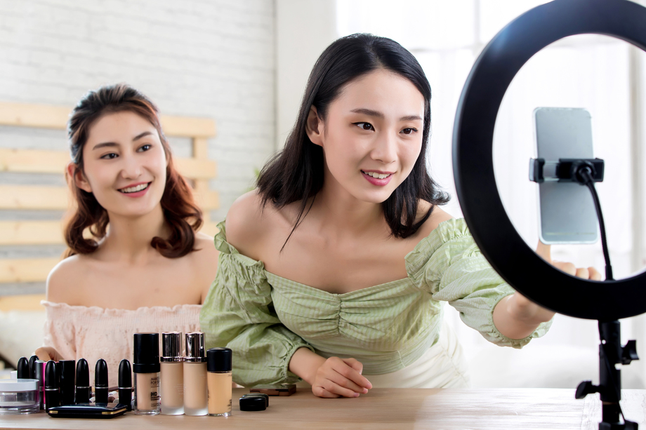 做网络直播的快乐闺蜜图片 做网络直播的快乐闺蜜图片