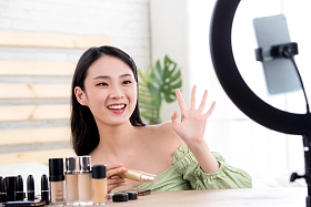 青年女人在线直播化妆