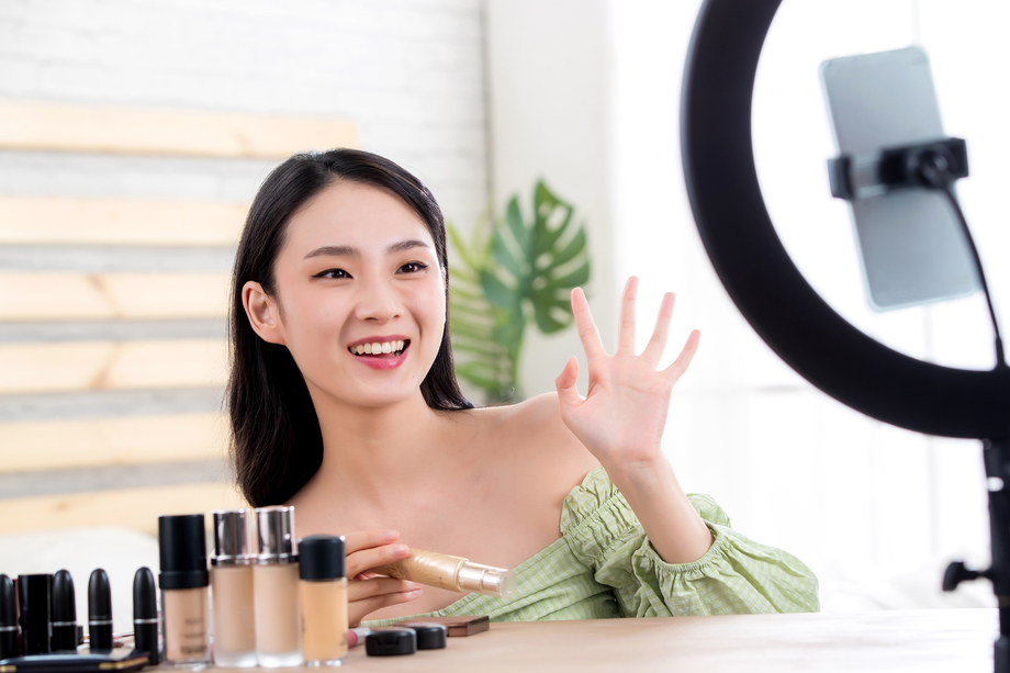 青年女人在线直播化妆