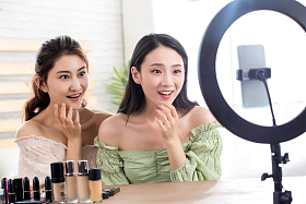 做网络直播的快乐闺蜜图片