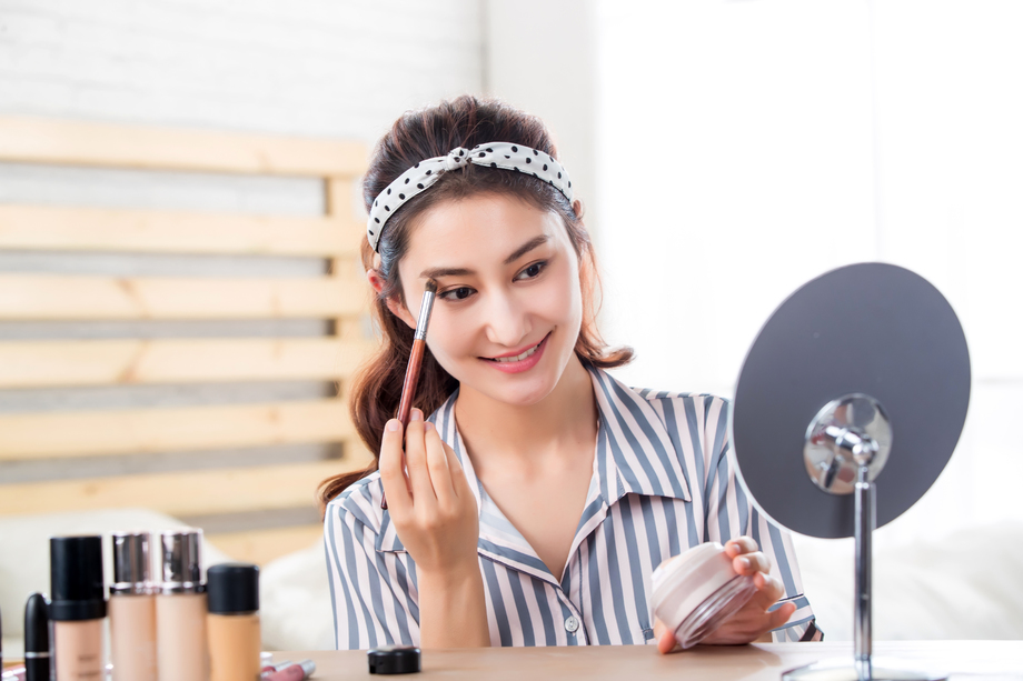 在化妆的青年女人 在化妆的青年女人