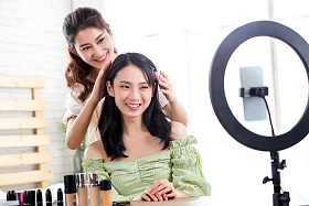 闺蜜在线直播整理发型照片