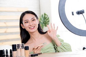青年女人在线直播化妆照片