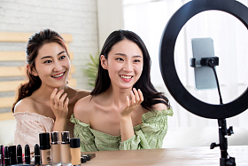 做网络直播的快乐闺蜜照片