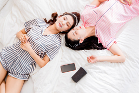 躺在床上敷面膜的年轻闺蜜照片