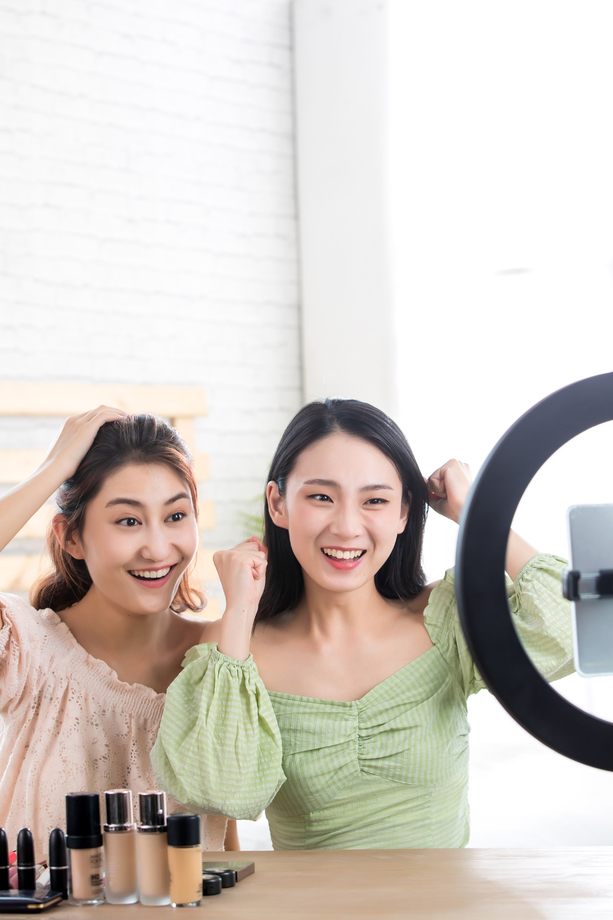 做网络直播的快乐闺蜜图片