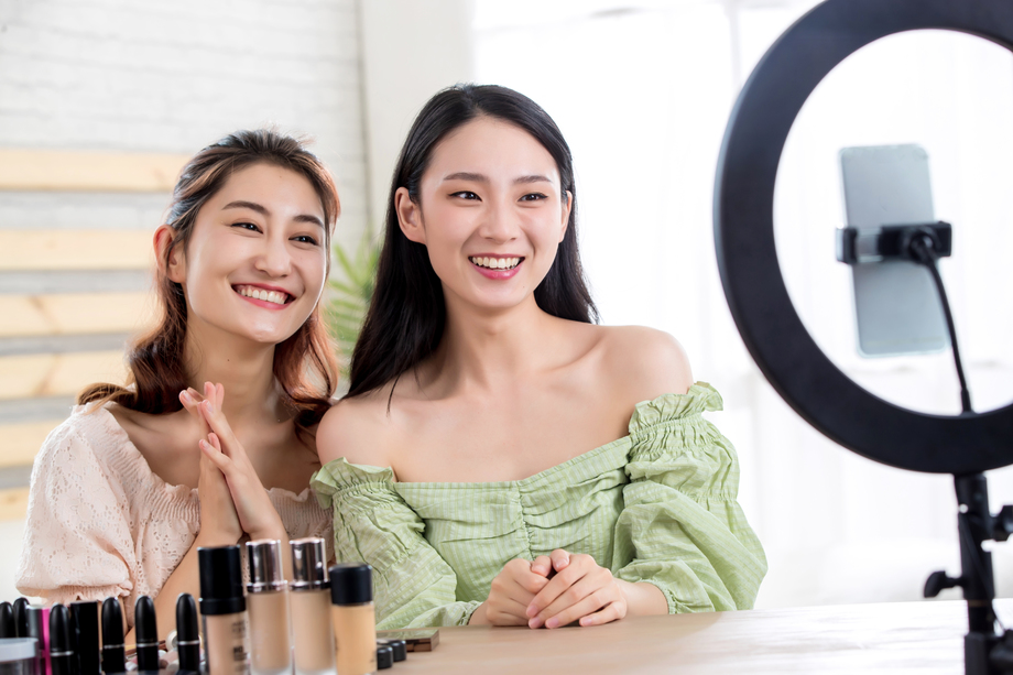 做网络直播的快乐闺蜜图片 做网络直播的快乐闺蜜图片