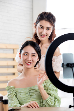 闺蜜在线直播整理发型图片