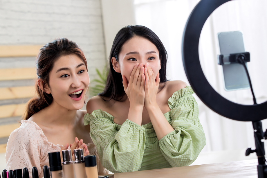 做网络直播的快乐闺蜜图片 做网络直播的快乐闺蜜图片