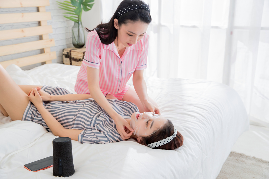 快乐闺蜜躺在床上敷面膜图片 快乐闺蜜躺在床上敷面膜图片