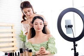 闺蜜在线直播整理发型照片