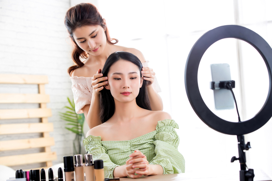 闺蜜在线直播整理发型照片