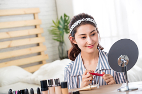 在家化妆的青年女人图片