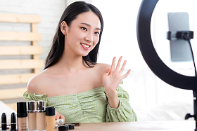 青年女人在线直播化妆图片