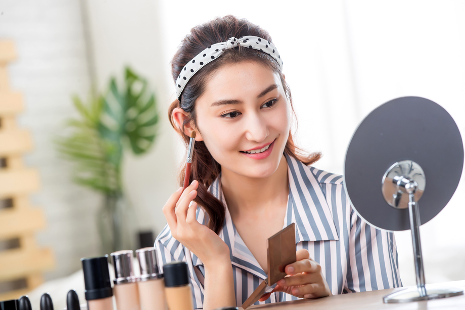 在家化妆的青年女人图片 在家化妆的青年女人图片