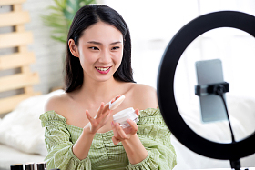 青年女人在线直播化妆照片