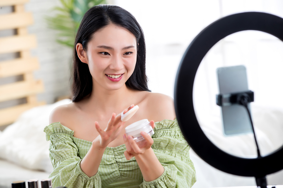青年女人在线直播化妆照片