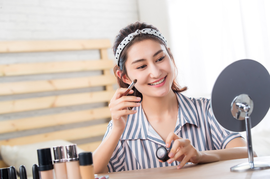 在家化妆的青年女人
