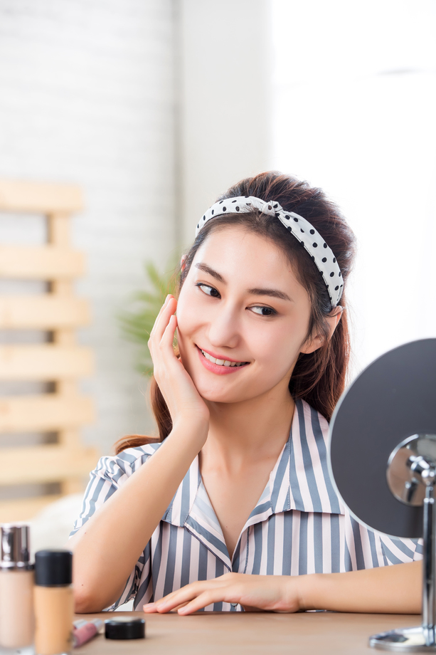 在家化妆的青年女人照片