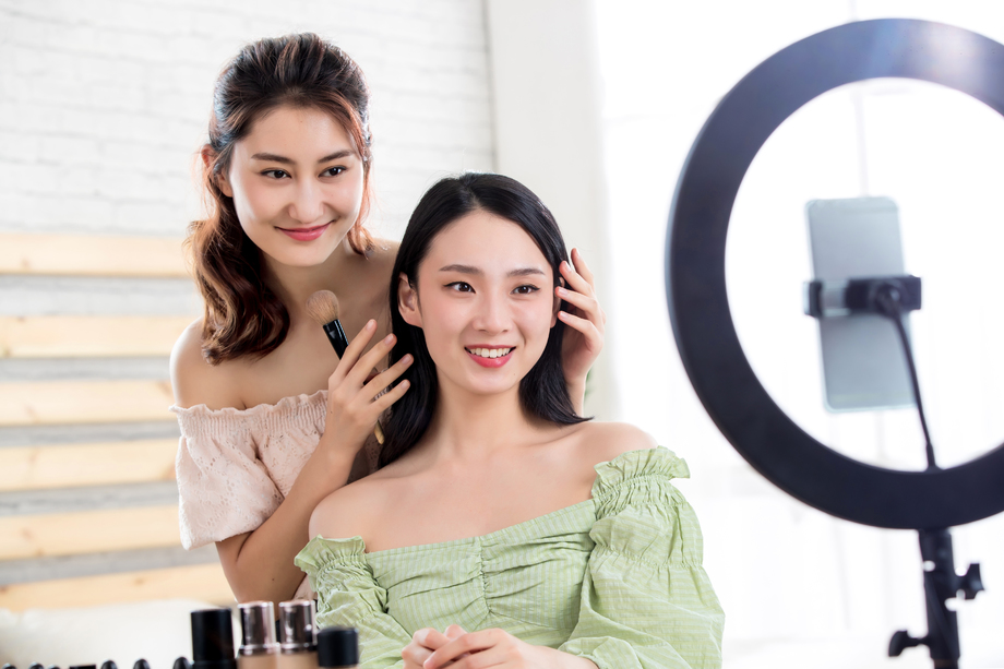 闺蜜在线直播化妆图片 闺蜜在线直播化妆图片