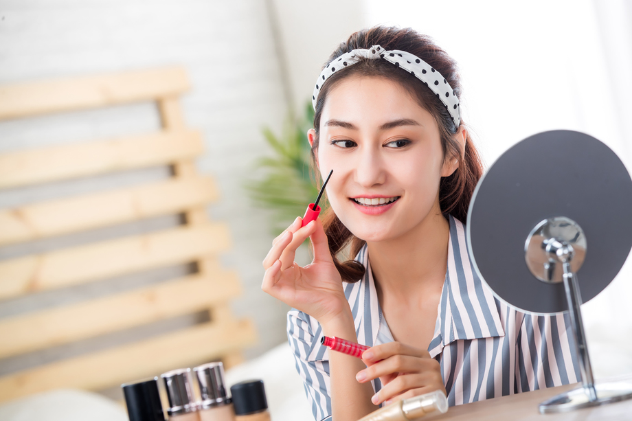 在家化妆的青年女人图片 在家化妆的青年女人图片