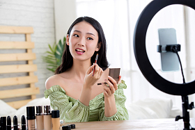 青年女人在线直播化妆