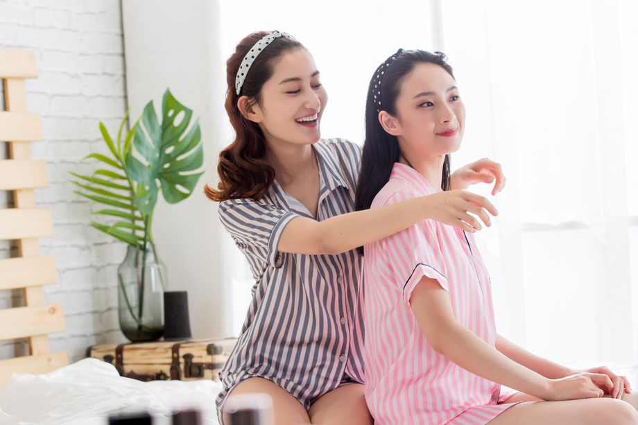 快乐闺蜜在床上玩耍照片 快乐闺蜜在床上玩耍照片