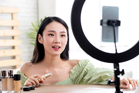 青年女人在线直播化妆图片