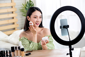 青年女人在线直播化妆图片