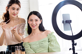 闺蜜在线直播化妆照片