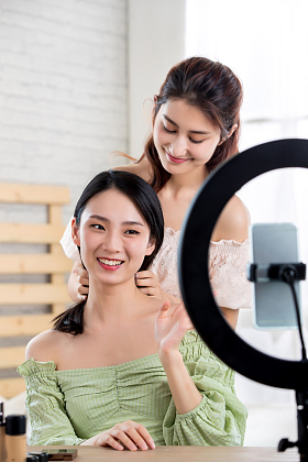 闺蜜在线直播整理发型图片