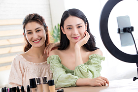 准备网络直播的青年女性图片