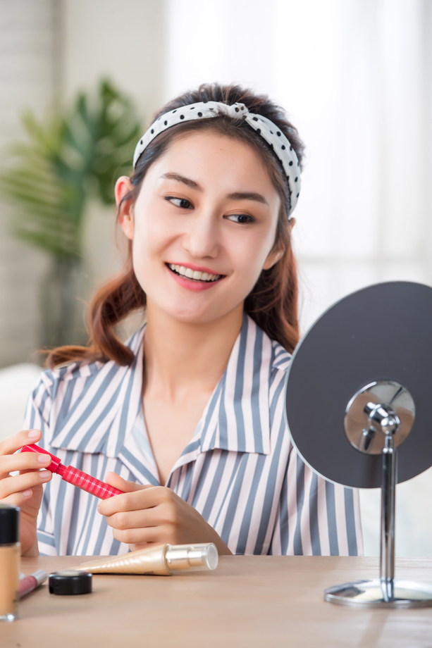 在家化妆的青年女人