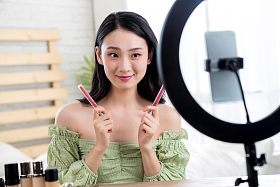 青年女人在线直播化妆图片