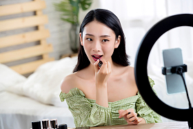 青年女人在线直播化妆图片